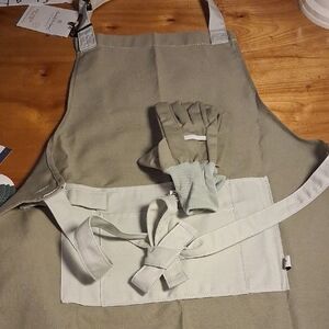 Hearth & Hand Kids Apron And Glove Set